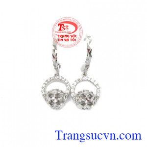 Hoa tai vàng trắng xinh xắn tôn lên vẻ đẹp của phái nữ