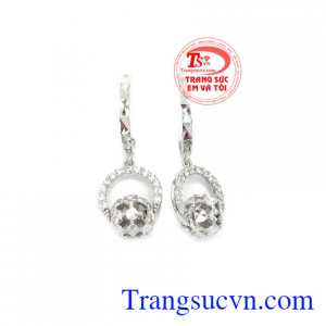 Hoa tai vàng trắng xinh xắn là sản phẩm được các bạn nữ ưa thích, sản phẩm được nhập khẩu từ Hàn Quốc