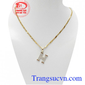 Bộ mặt dây chữ H đẹp là sản phẩm bộ dây chuyền sang trọng, tinh tế được các bạn nam ưa thích