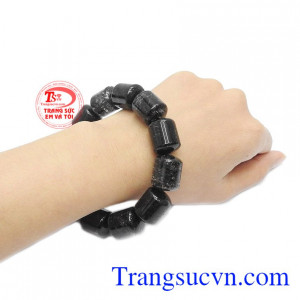 Chuỗi thạch anh tóc đen có tác dụng mang đến sự bình an, may mắn và thịnh vượng cho người sử dụng.