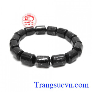 Chuỗi thạch anh tóc đen trụ 9 ly mang kiểu dáng mới lạ, độc đáo.
