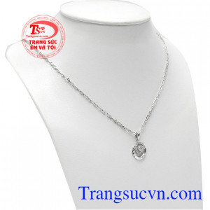 Sản phẩm bộ dây chuyền vàng trắng tôn lên vẻ đẹp xinh xắn, thanh lịch.