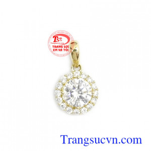 Mặt dây chuyền quý phái là sản phẩm Hàn Quốc với thiết kế trang trọng, quý phái