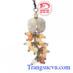 Móc treo ô tô đôi tỳ hưu là sản phẩm đá mã não thiên nhiên được chạm khắc tinh tế, sắc nét