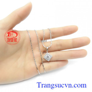 Bộ dây chuyền nhập khẩu là dòng sản phẩm được phái đẹp đặc biệt ưa chuộng