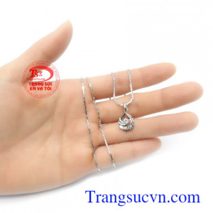 Bộ dây chuyền vàng trắng với mặt dây đính đá mới lạ, tạo nên phong cách riêng cho người đeo