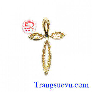 Mặt dây thánh giá sapphire thiên nhiên được chế tác từ vàng tây 14k và sapphire thiên nhiên. 