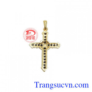 Mặt dây thánh giá sapphire tinh tế được chế tác từ vàng tây 14k và sapphire thiên nhiên.