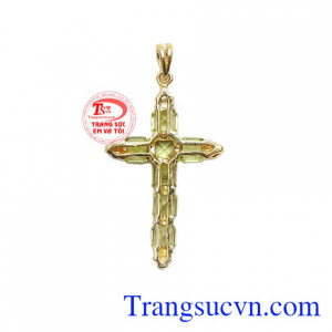 Mặt dây thánh giá peridot phong cách là một sản phẩm khá mới lạ và độc đáo.