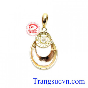 Mặt dây quý phái Italy 18k mang đến vẻ đẹp sang trọng và tinh tế. Mặt dây kết hợp vàng màu và vàng hồng tạo điểm nhấn mới lạ. Sản phẩm bảo hành uy tín, giao hàng toàn quốc. Mặt dây quý phái Italy 18k.