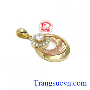 Mặt dây quý phái Italy 18k mang đến vẻ đẹp sang trọng và tinh tế. Mặt dây kết hợp vàng màu và vàng hồng tạo điểm nhấn mới lạ. Sản phẩm bảo hành uy tín, giao hàng toàn quốc. Mặt dây quý phái Italy 18k.