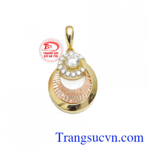 Mặt dây quý phái Italy 18k mang đến vẻ đẹp sang trọng và tinh tế. Mặt dây kết hợp vàng màu và vàng hồng tạo điểm nhấn mới lạ. Sản phẩm bảo hành uy tín, giao hàng toàn quốc. Mặt dây quý phái Italy 18k.