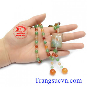 Chuỗi cổ đẹp, thời trang và sang trọng
