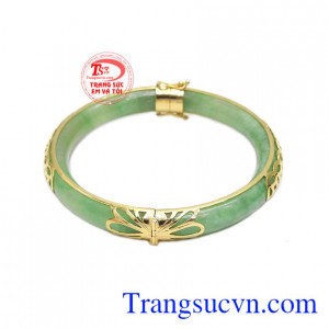 Vòng tay cẩm thạch kim tiền được chế tác rất tinh tế và sang trọng.