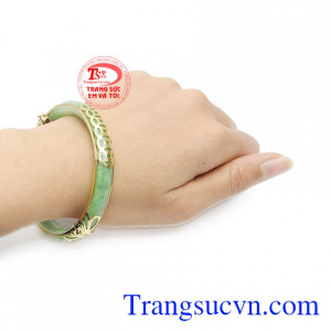 Vòng ngọc được chế tác hình kim tiền, biểu tượng của sự giàu có và tài lộc. 