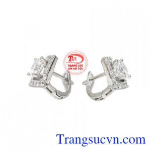 Hoa tai là một trong những loại trang sức luôn được các chị em phụ nữ yêu thích và chọn lựa.