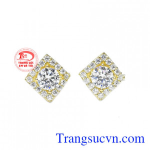 Hoa tai nhỏ nhưng đủ để làm bạn gái thêm kiều diễm trước mặt người đối diện.