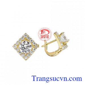 Hoa tai quý phái vàng màu 10k được nhập khẩu từ Hàn Quốc với kiểu dáng tinh tế và sang trọng. 