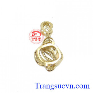 Mặt dây quý phái Hàn Quốc được chế tác từ vàng tây 10k cùng với các viên đá nhân tạo lấp lánh tạo nên sự sang trọng và quyến rũ.