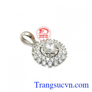 Mặt dây vàng trắng lấp lánh 10k được nhập khẩu từ Hàn Quốc với thiết kế vô cùng lạ mắt.