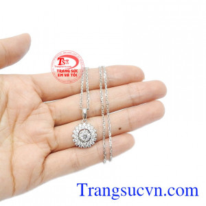 Với những chị em yêu thích trang sức vàng trắng thì đây chính là một sự lựa chọn hoàn hảo. 