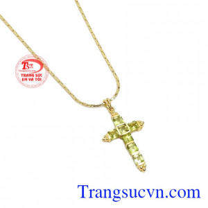 Sản phẩm được chế tác từ vàng tây và đá peridot thiên nhiên.