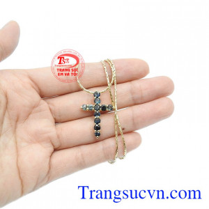 Trang sức đá quý thiên nhiên có thể kết hợp cùng nhiều trang phục khác nhau.