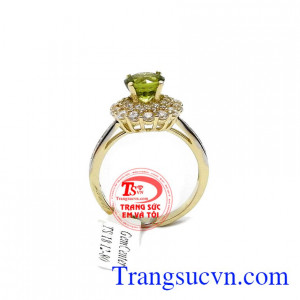 Peridot là viên đá có màu sặc đặc biệt được kết hợp giữa màu vàng cao quý và xanh lục hi vọng, đem lại cho người sử dụng tính ôn hòa, hôn nhân hạnh phúc mĩ mãn