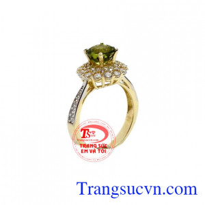 Nhẫn nữ peridot nữ hoàng là sản phẩm nhẫn nữ được gắn đá thiên nhiên, có giấy kiểm định đá quý