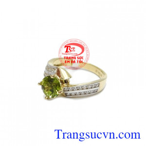Peridot thiên nhiên mang lại may mắn trong tình yêu, hạnh phúc bền chặt