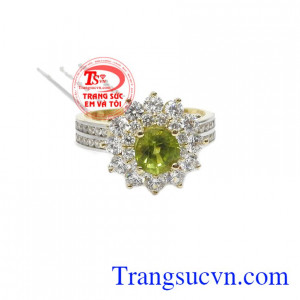 Đá peridot tượng trưng cho vẻ đẹp dịu dàng, mang lại hạnh phúc cho người đeo