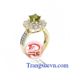 Nhẫn nữ peridot quý phái là sản phẩm nhẫn nữ đang được các bạn nữ ưa thích