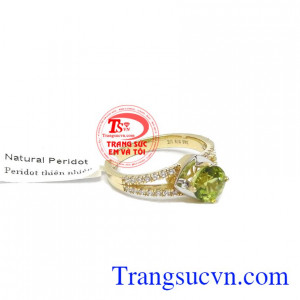 Đá peridot thiên nhiên mang lại nhiều may mắn, hạnh phúc cho người đeo