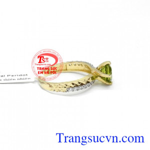 Đá peridot có màu xanh của hi vọng, mang lại sự may mắn trong cuộc sống và tình yêu