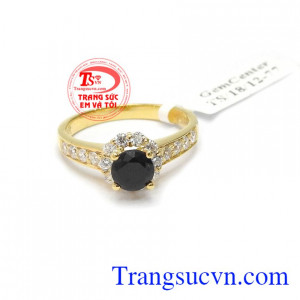 Đá sapphire đen thể hiện quyền lực, sự cuốn hút, mang đến thịnh vượng và sức khỏe