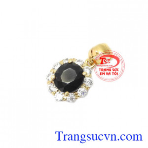 Đá sapphire đen thể hiện quyền lực, sự cuốn hút, mang đến thịnh vượng và sức khỏe