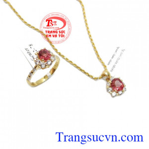 Bộ dây chuyền spinel tự nhiên là sản phẩm bộ trang sức đẹp được các bạn nữ ưa thích