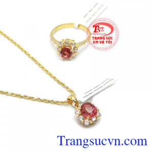 Bộ dây chuyền spinel tự nhiên là sản phẩm bộ trang sức đẹp được các bạn nữ ưa thích