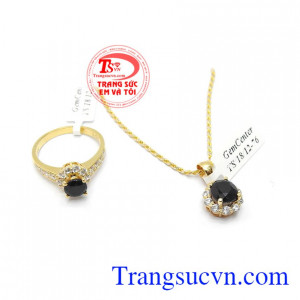 Bộ dây chuyền sapphire nữ hoàng là sản phẩm vàng tây đẹp, được phái nữ ưa thích