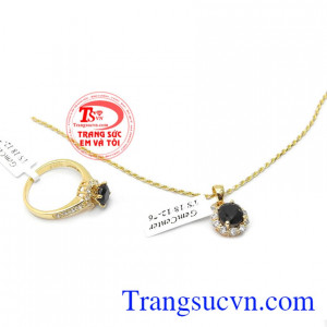 Đá sapphire đen thể hiện quyền lực, sự cuốn hút, mang đến thịnh vượng và sức khỏe