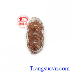 Mặt dây thạch anh tóc đậu bình an mang ý nghĩa Bình An, đem lại sự sung túc, sự giàu có và theo truyền thuyết thì nó đem lại may mắn cho người đeo