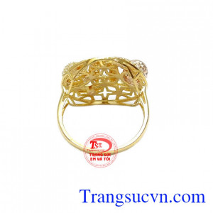 Nhẫn được kết hợp từ vàng màu, vàng hồng và đá Cz tạo điểm nhấn cho sản phẩm.