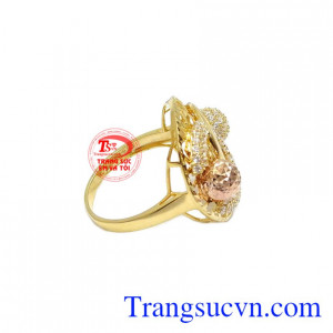 Sản phẩm có thể kết hợp cùng nhiều trang phục khác nhau.