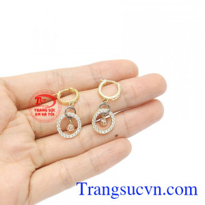 Hoa tai tinh tế có thể kết hợp cùng nhiều trang phục