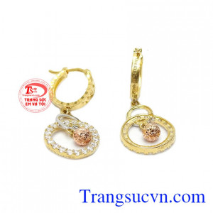 Sản phẩm là sự kết hợp hài hòa giữa vàng màu, vàng hồng và đá Cz.