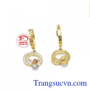 Hoa tai được kết hợp từ vàng màu, vàng trắng, vàng hồng và đá Cz.