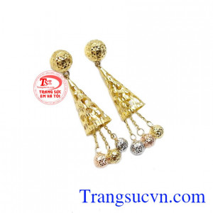 Hoa tai cá tính vàng 10k được thiết kế rất độc đáo.