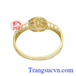 Vòng tay được kết hợp từ vàng màu, vàng hồng và đá Cz tạo nên điểm khác biệt.