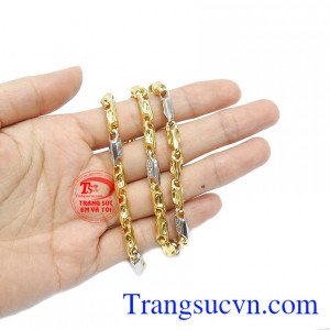 Sản phẩm có thể kết hợp cùng mặt dây để tạo thêm điểm nhấn.