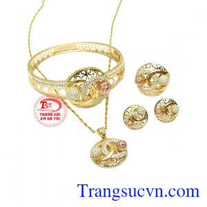 Bộ trang sức kết hợp vàng màu, vàng hồng và đá Cz tạo điểm nhấn cho sản phẩm.